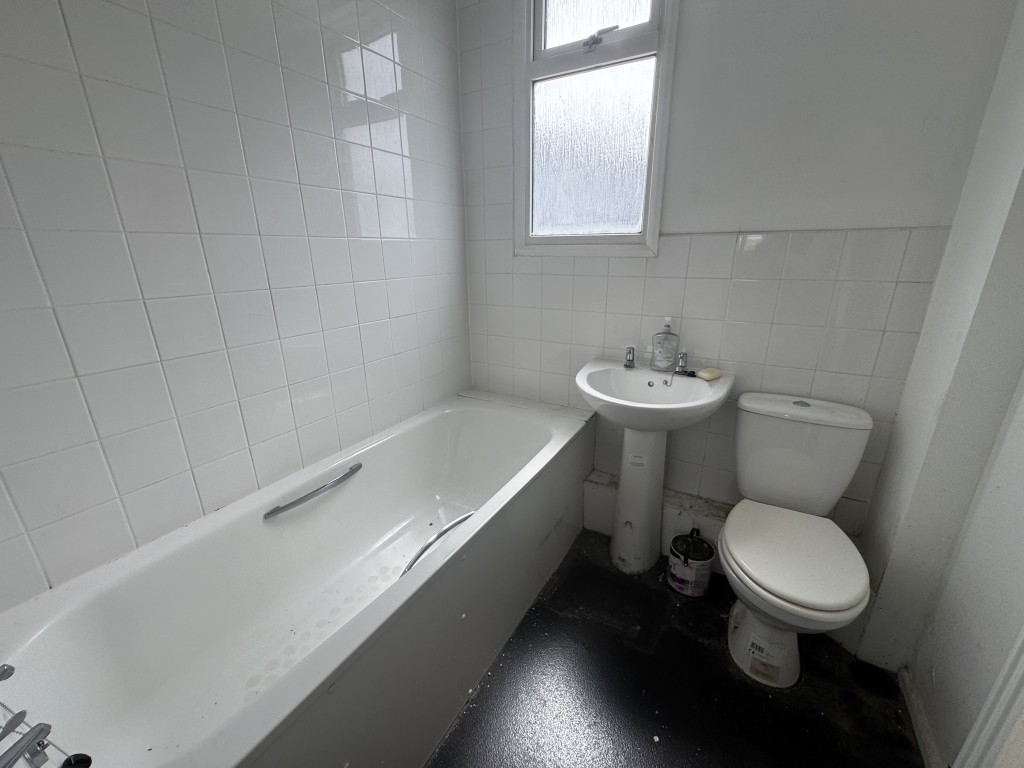 Lot: 186 - MID-TERRACE HOUSE FOR IMPROVEMENT - Bathroom
